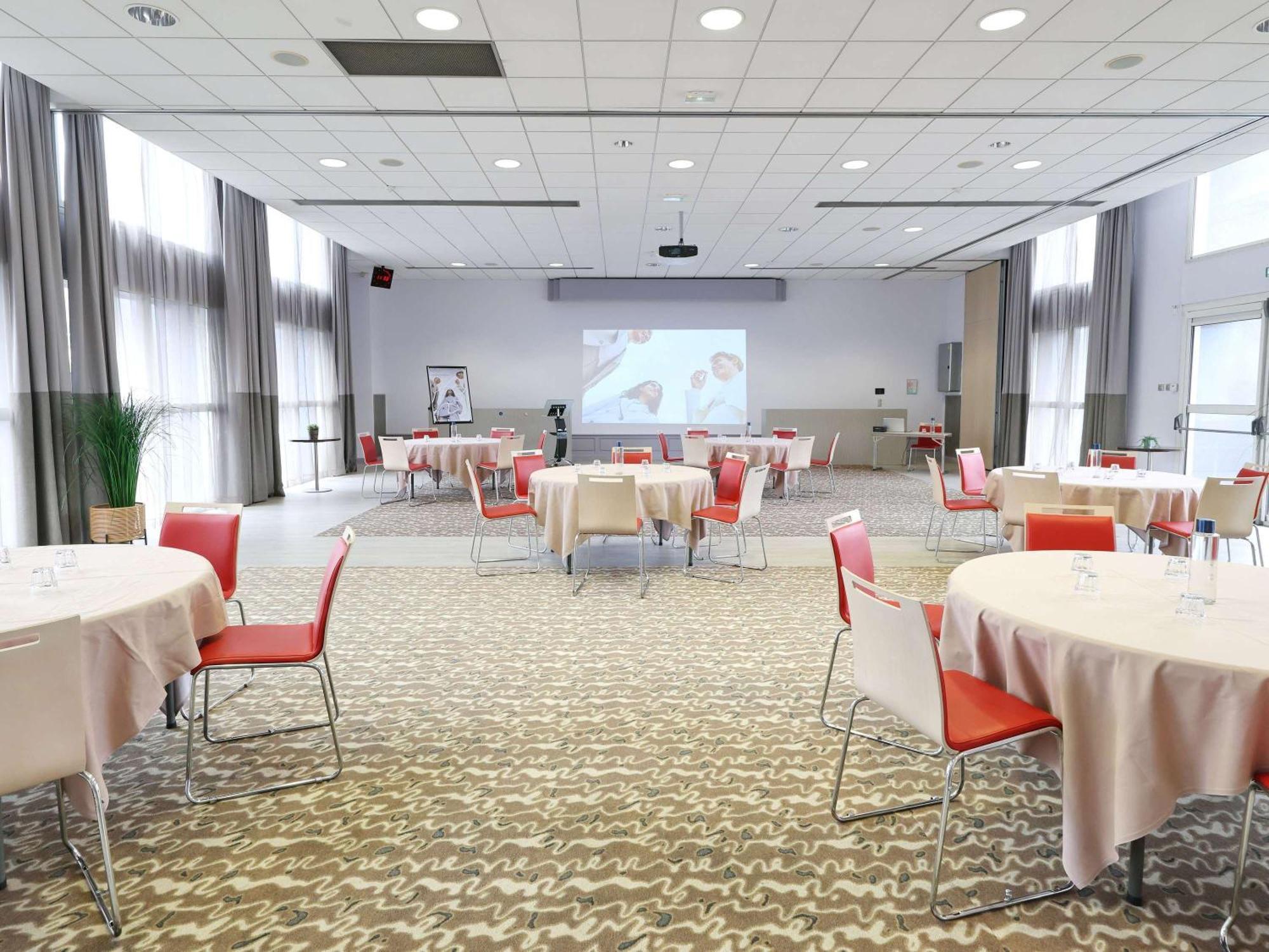 Mercure Centre Porte Des Alpes Hotel 4*