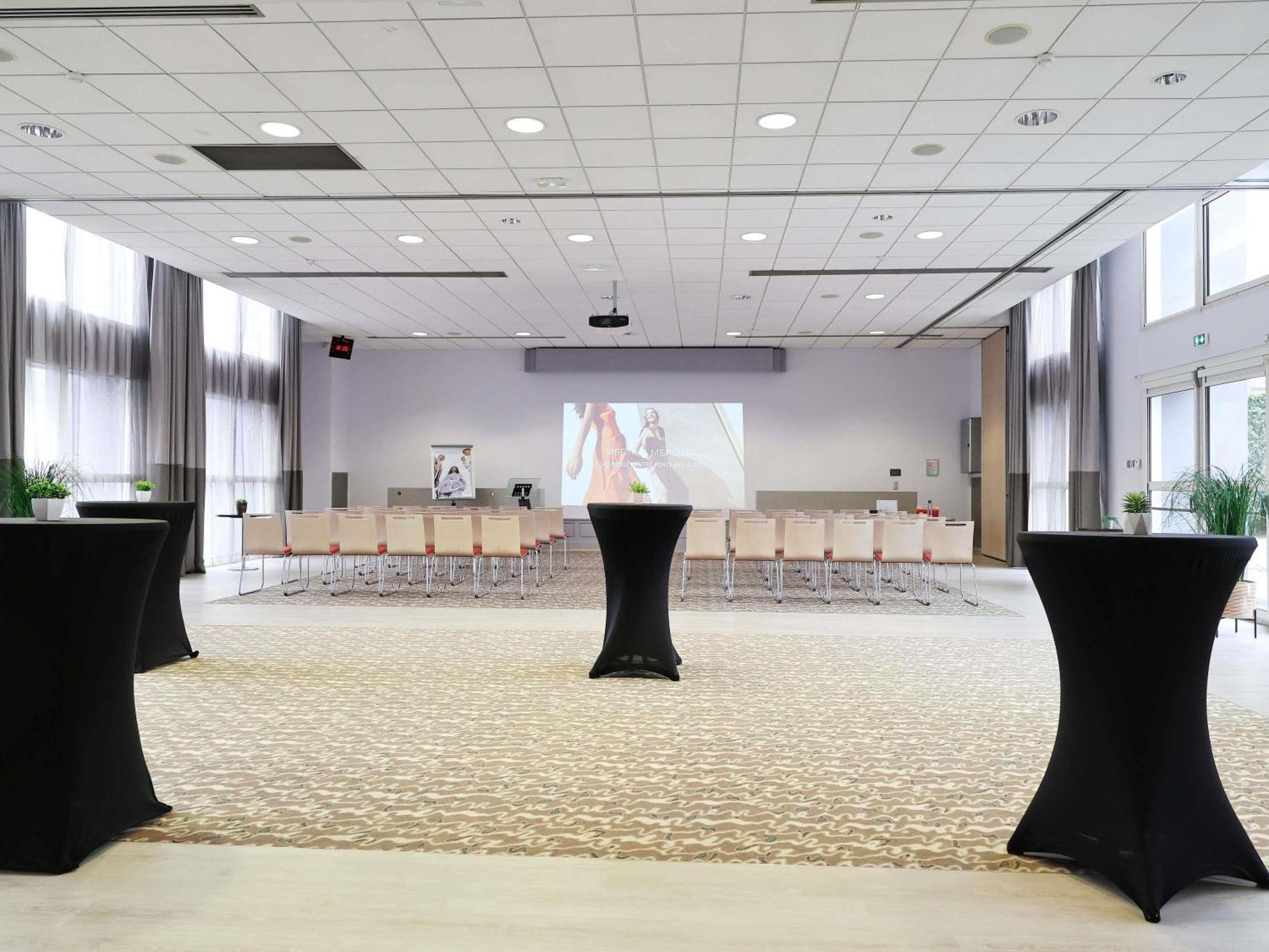 Mercure Centre Porte Des Alpes Hotel 4*